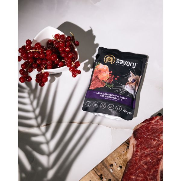 Корм вологий Savory Sterilised Cat Pouch Lamb and Cranberry in Gravy для стерилізованих котів з ягням та журавлиною у соусі 4820261920093 фото